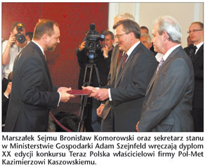 Marszaek Sejmu Bronisaw Komorowski oraz sekretarz stanu w Ministerstwie Gospodarki Adam Szejnfeld wrczaj dyplom XX edycji konkursu Teraz Polska wacicielowi firmy Pol-Met Kazimierzowi Kaszowskiemu.